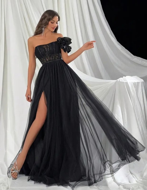 Рокля с тюл в черно