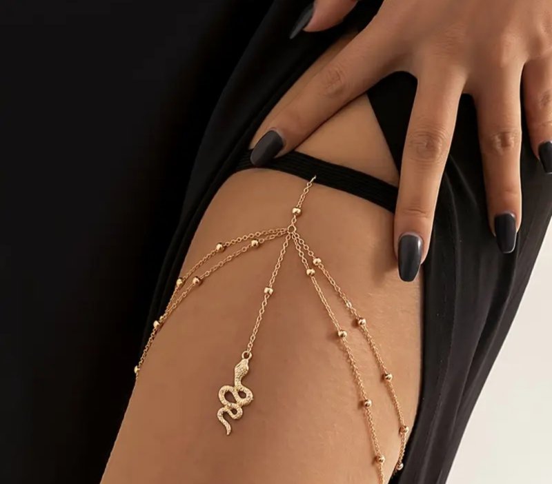 Верижка за бедро със змийски медальон – аксесоар за дръзка визия