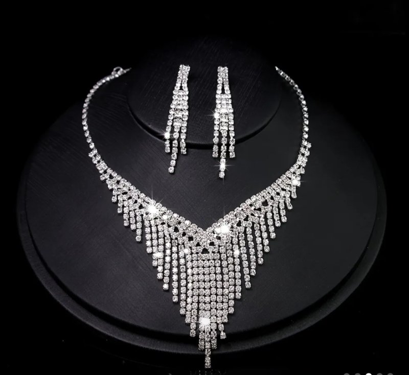 Сребристо колие в комплект с обеци