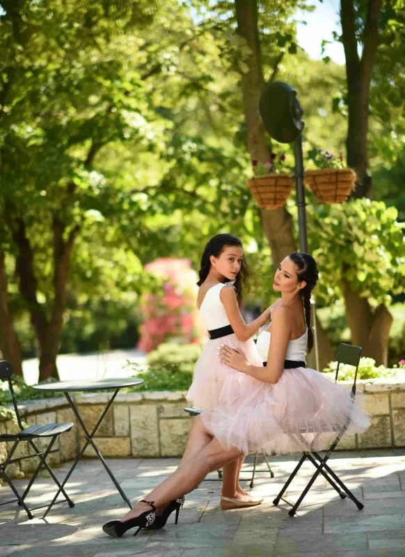 Комплект еднакви рокли за майка и дъщеря с тюл пудра и панделки