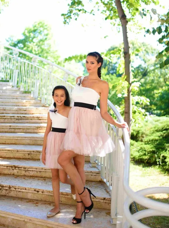 Комплект еднакви рокли за майка и дъщеря с тюл пудра и панделки