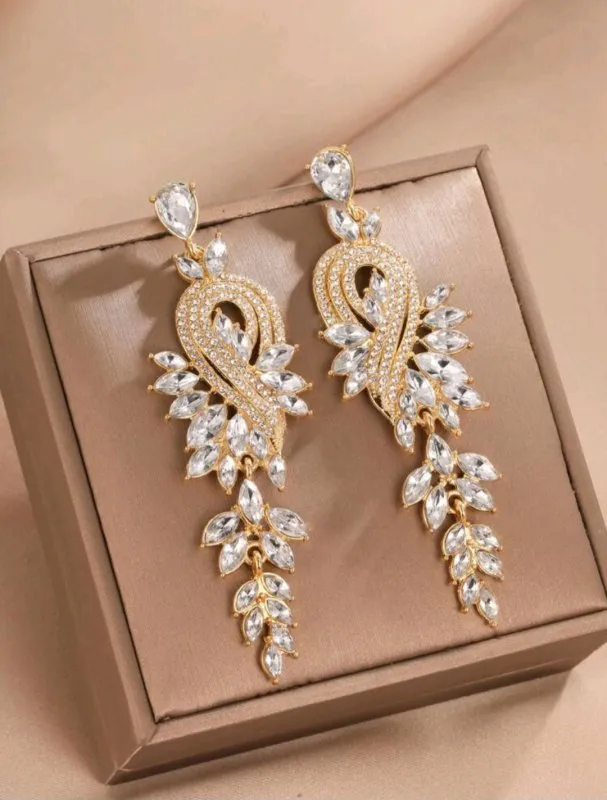 Златисти обеци с бели камъни