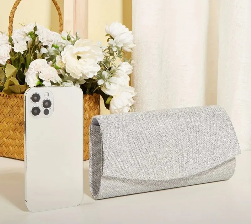 Сребриста чантичка с верижка