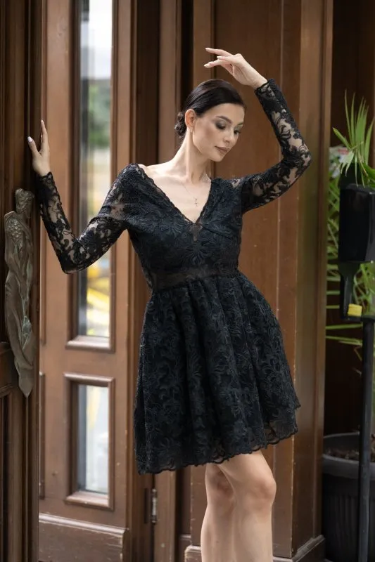 Дамска рокля от черна дантела с дълъг ръкав