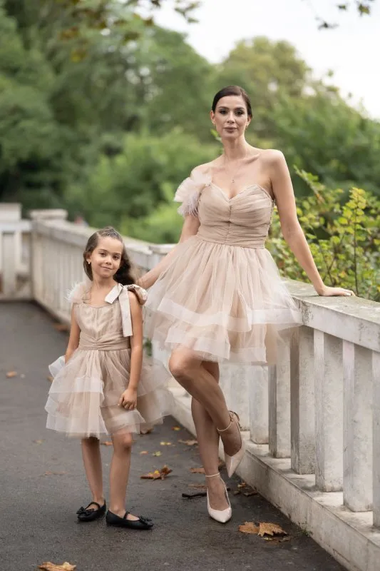 Комплект рокли за майка и дъщеря от бежов тюл с перца