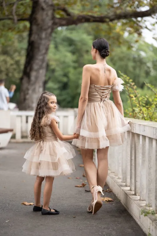 Комплект рокли за майка и дъщеря от бежов тюл с перца