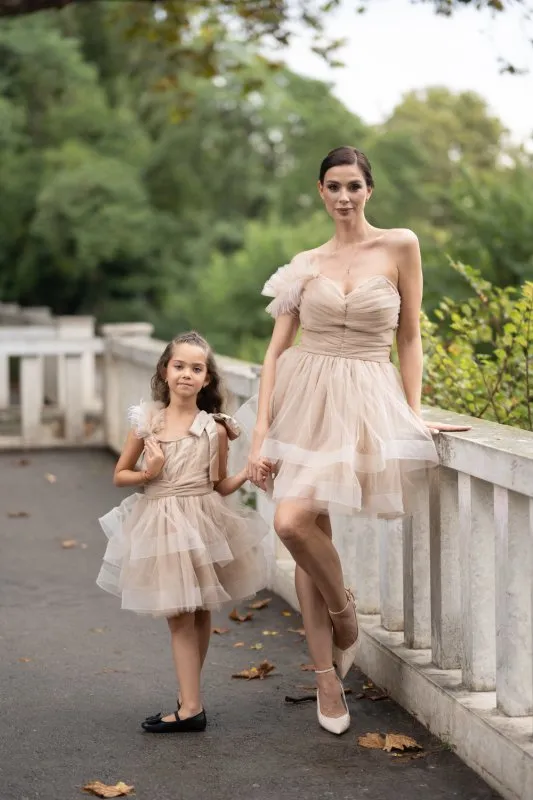 Комплект рокли за майка и дъщеря от бежов тюл с перца