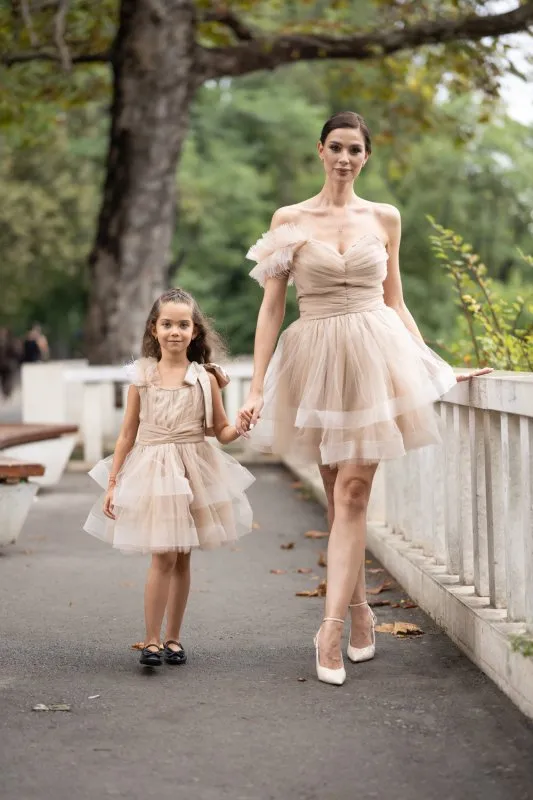 Комплект рокли за майка и дъщеря от бежов тюл с перца