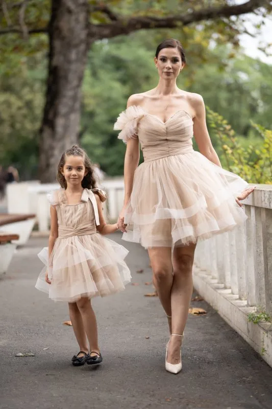 Комплект рокли за майка и дъщеря от бежов тюл с перца