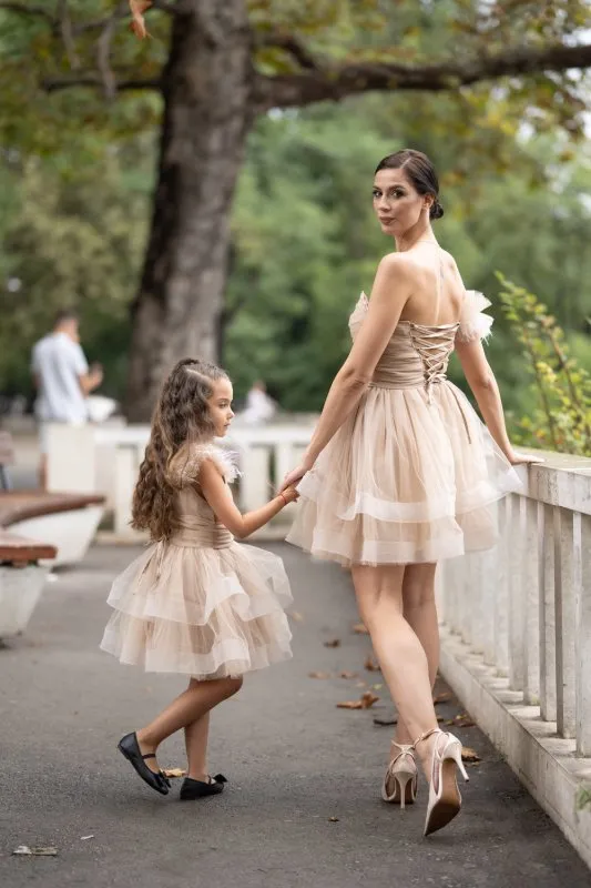 Комплект рокли за майка и дъщеря от бежов тюл с перца