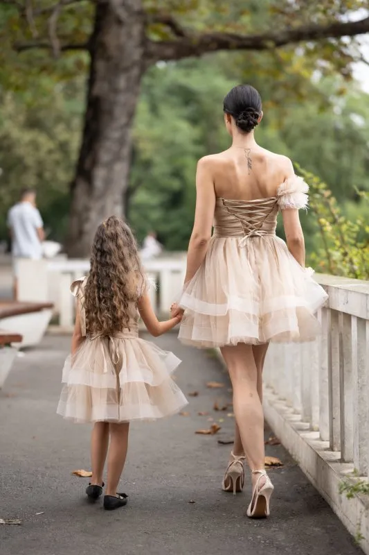 Комплект рокли за майка и дъщеря от бежов тюл с перца