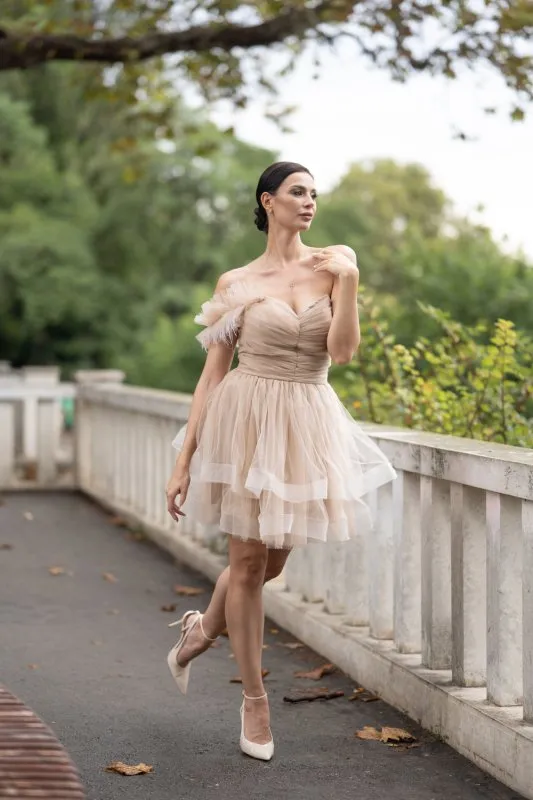 Дамска рокля от бежов тюл с перца