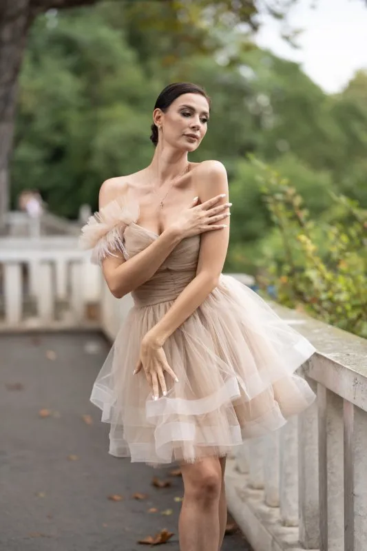 Дамска рокля от бежов тюл с перца