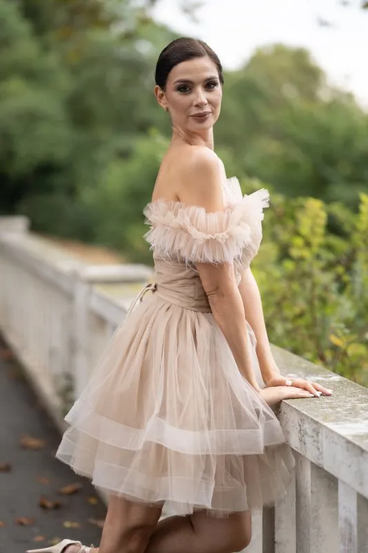 Дамска рокля от бежов тюл с перца