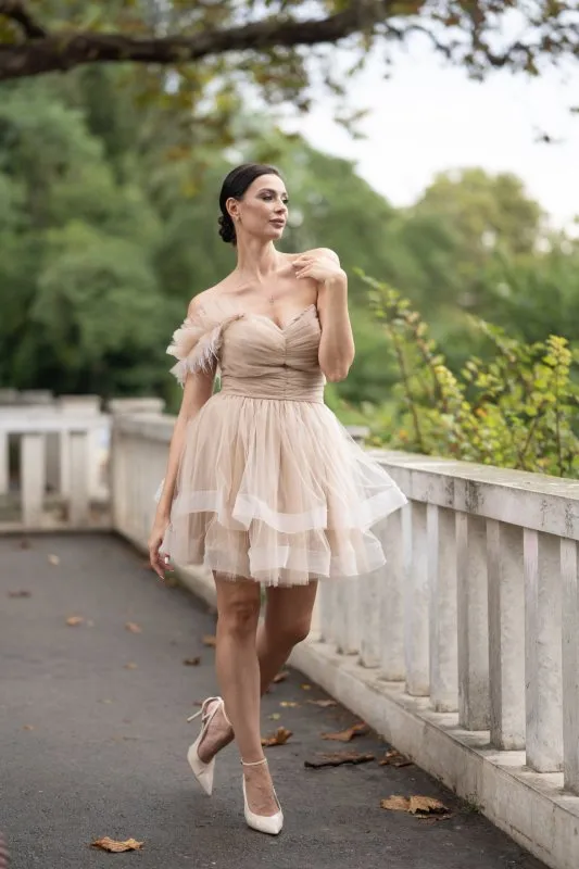 Дамска рокля от бежов тюл с перца