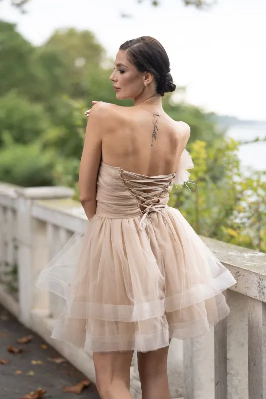 Дамска рокля от бежов тюл с перца