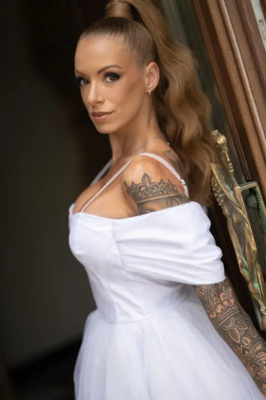 Дамска рокля от бял тюл с брокат