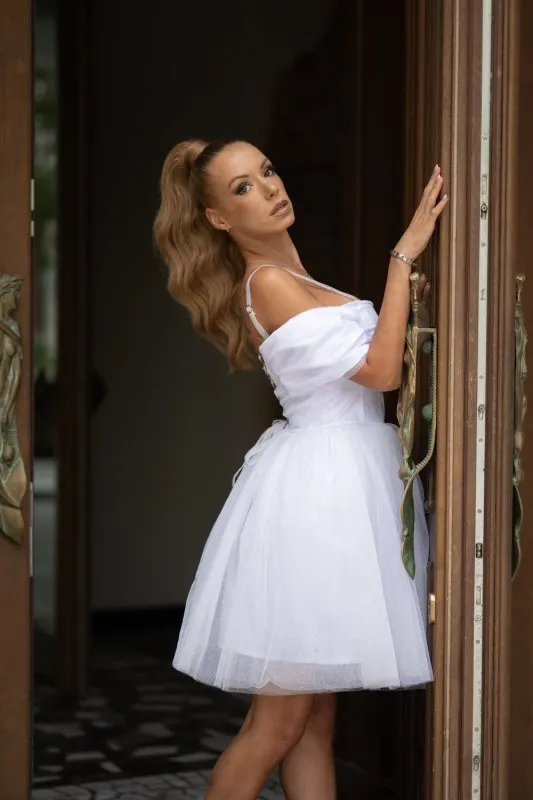 Дамска рокля от бял тюл с брокат