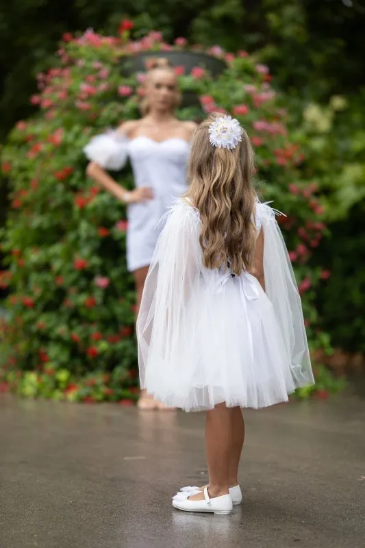 Комплект рокли за майка и дъщеря от бяла дантела с пера и тюл