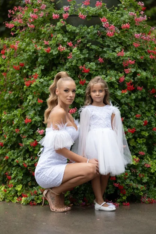 Комплект рокли за майка и дъщеря от бяла дантела с пера и тюл