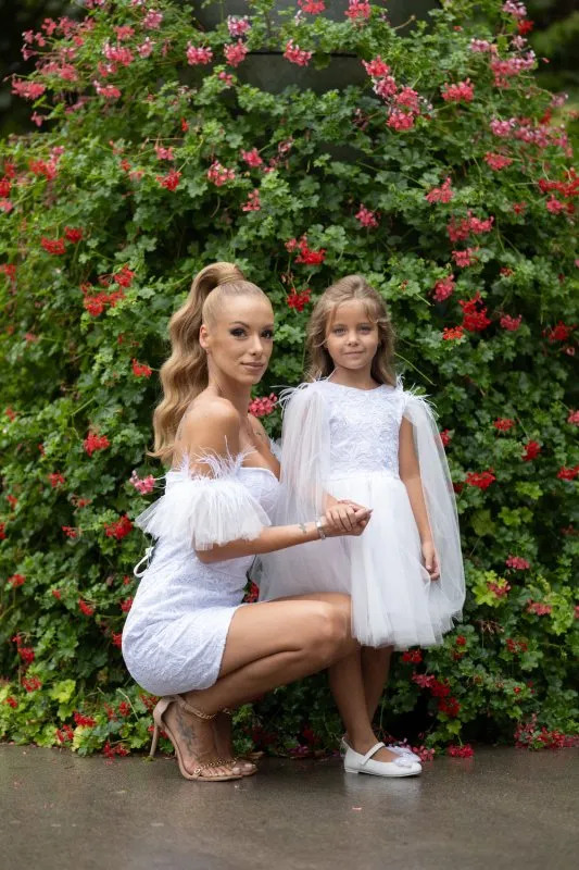 Комплект рокли за майка и дъщеря от бяла дантела с пера и тюл