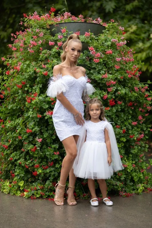 Комплект рокли за майка и дъщеря от бяла дантела с пера и тюл