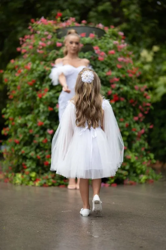 Комплект рокли за майка и дъщеря от бяла дантела с пера и тюл