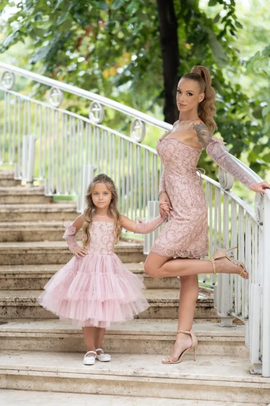 Комплект рокли за майка и дъщеря с розова дантела