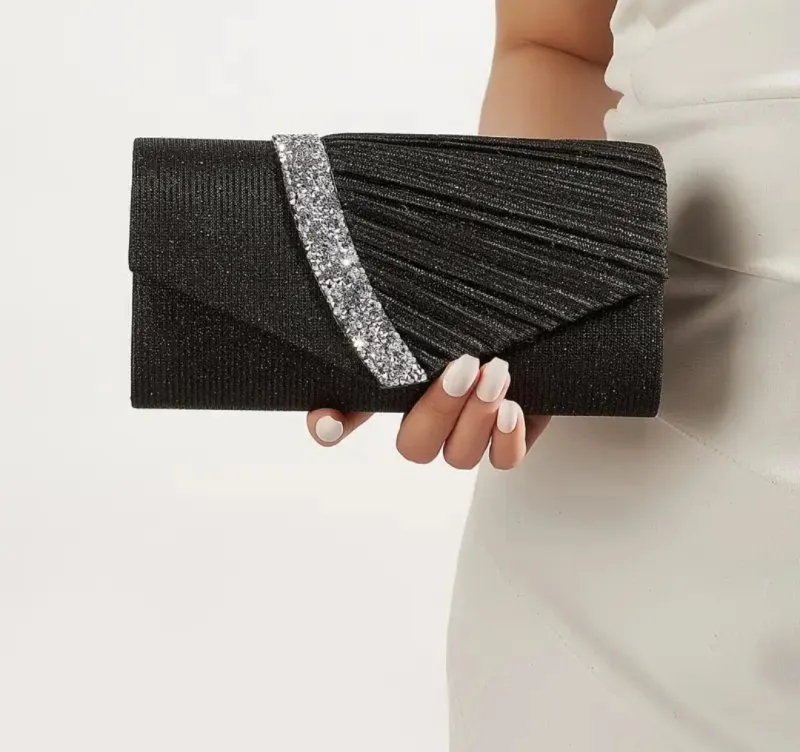 Вечерна чанта в черно със сребриста лента