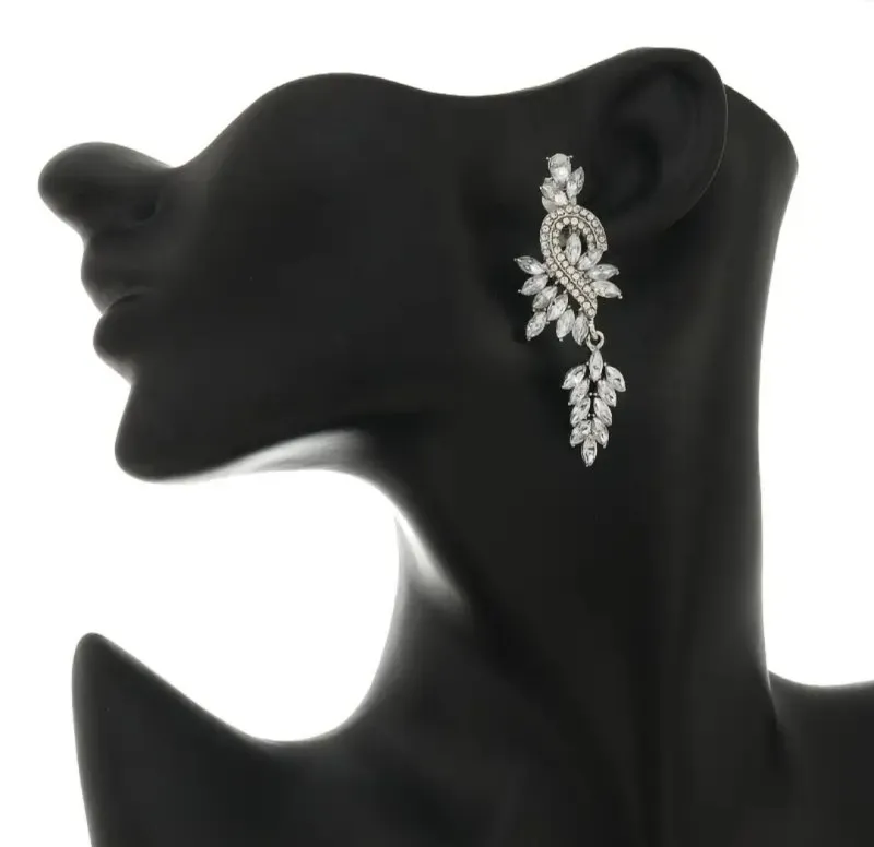 Сребристи обеци с бели камъни