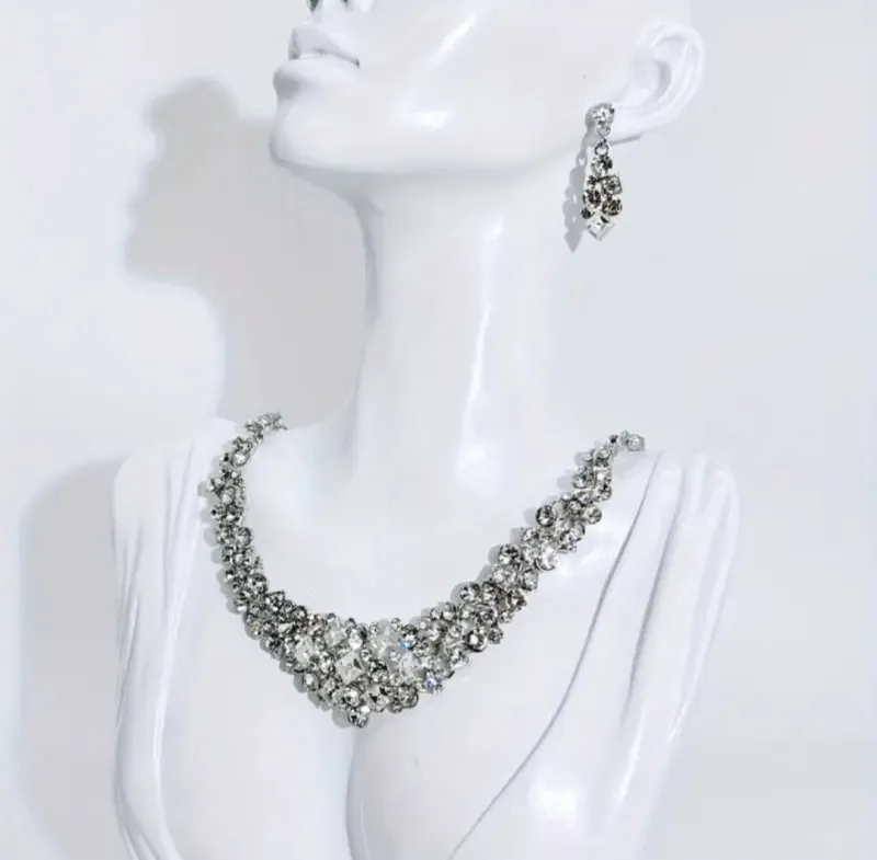 Комплект колие и обеци в сребристо 