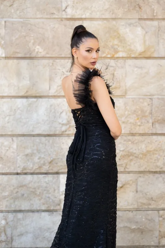 Дълга официална черна рокля с цепка от дантела с пайети