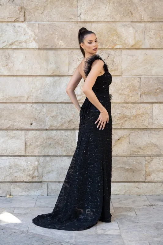 Дълга официална черна рокля с цепка от дантела с пайети