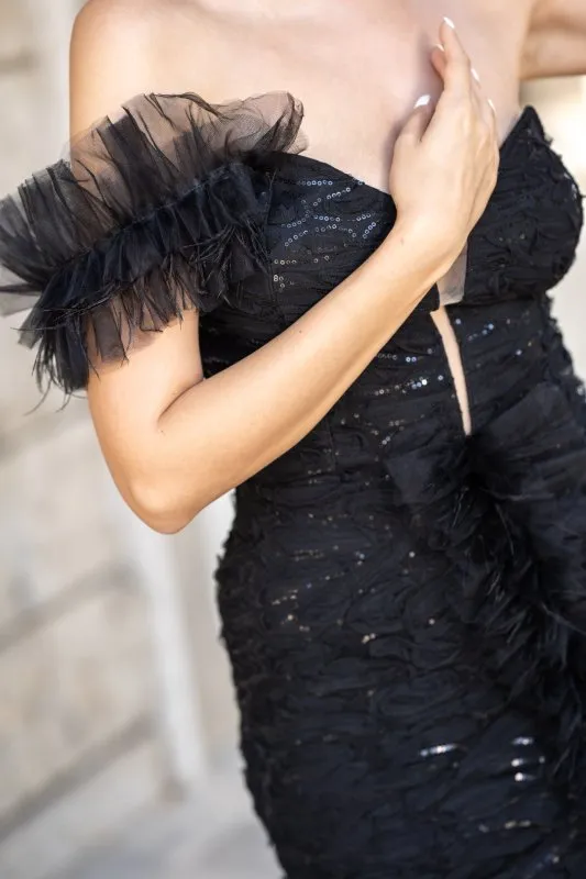 Дълга официална черна рокля с цепка от дантела с пайети