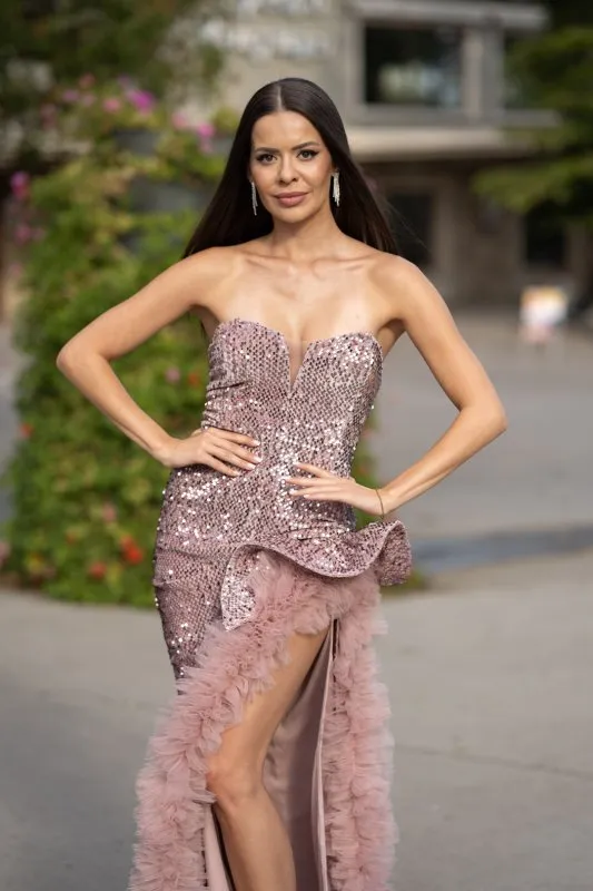 Розова вечерна рокля от кадифе с пайети, тюл и ефектна цепка