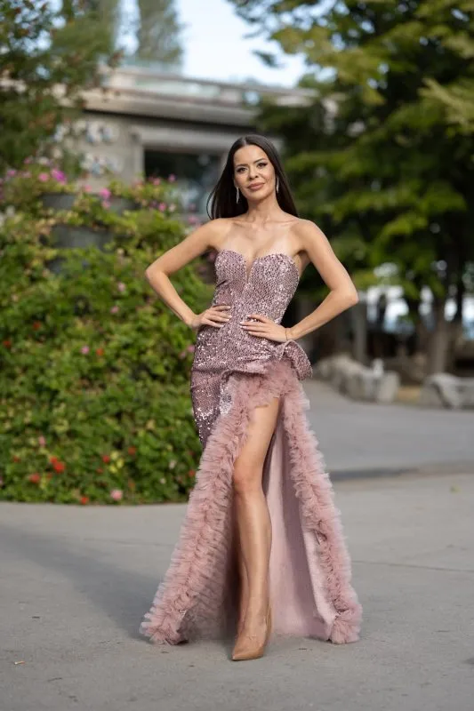 Розова вечерна рокля от кадифе с пайети, тюл и ефектна цепка