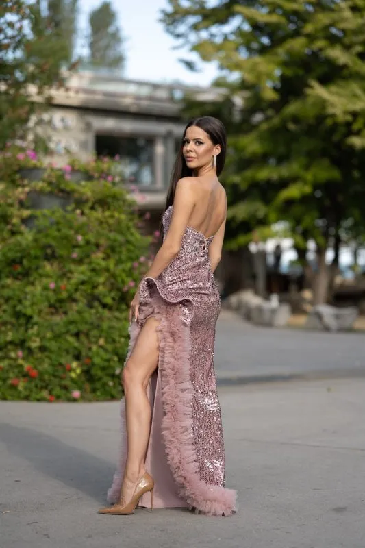 Розова вечерна рокля от кадифе с пайети, тюл и ефектна цепка