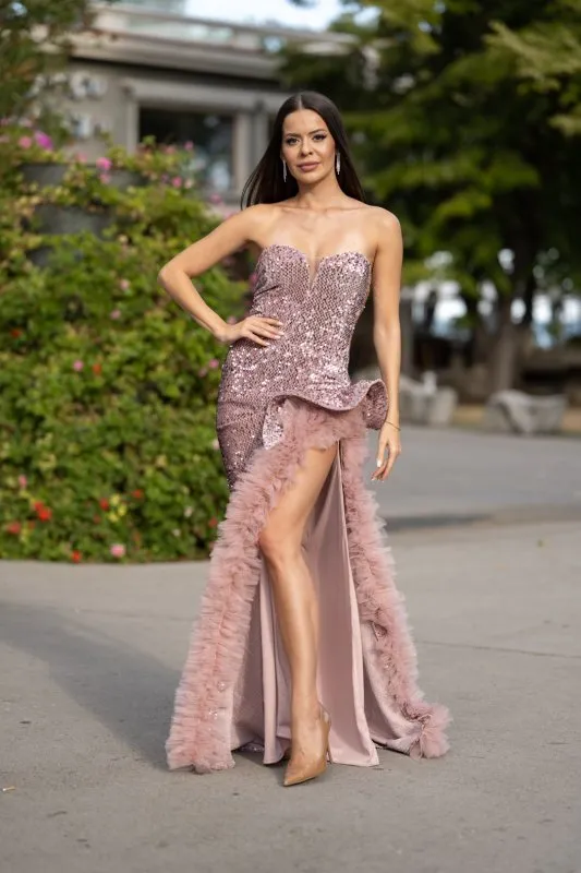 Розова вечерна рокля от кадифе с пайети, тюл и ефектна цепка