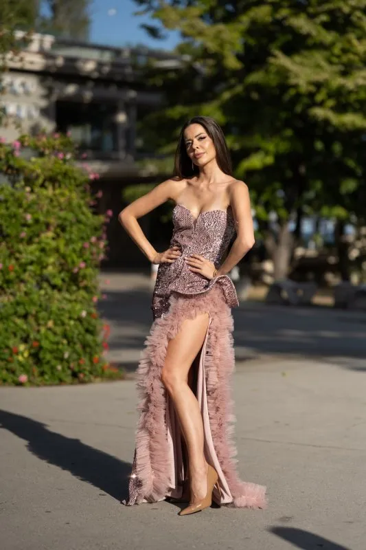 Розова вечерна рокля от кадифе с пайети, тюл и ефектна цепка