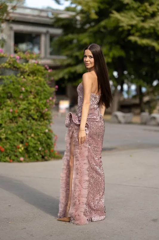 Розова вечерна рокля от кадифе с пайети, тюл и ефектна цепка