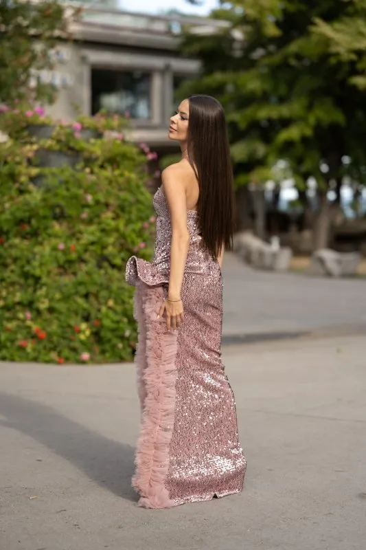 Розова вечерна рокля от кадифе с пайети, тюл и ефектна цепка