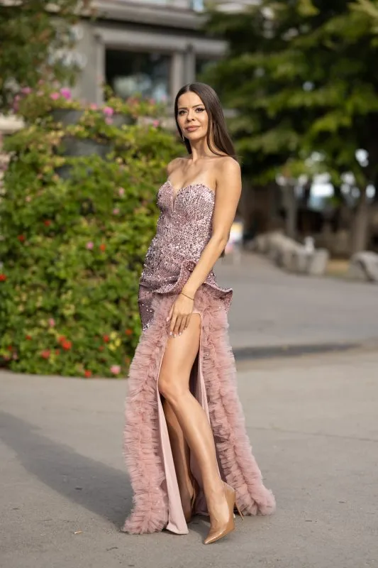 Розова вечерна рокля от кадифе с пайети, тюл и ефектна цепка