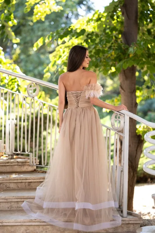 Дълга бежова рокля с тюл 