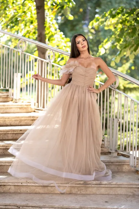 Дълга бежова рокля с тюл 