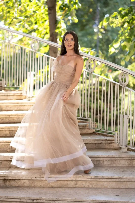 Дълга бежова рокля с тюл 