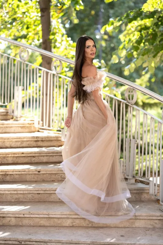 Дълга бежова рокля с тюл 