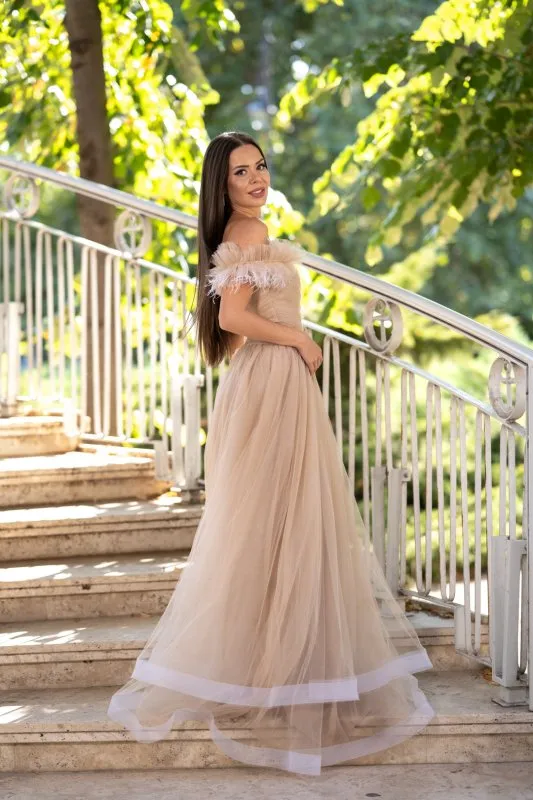 Дълга бежова рокля с тюл 