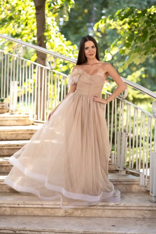 Дълга бежова рокля с тюл 