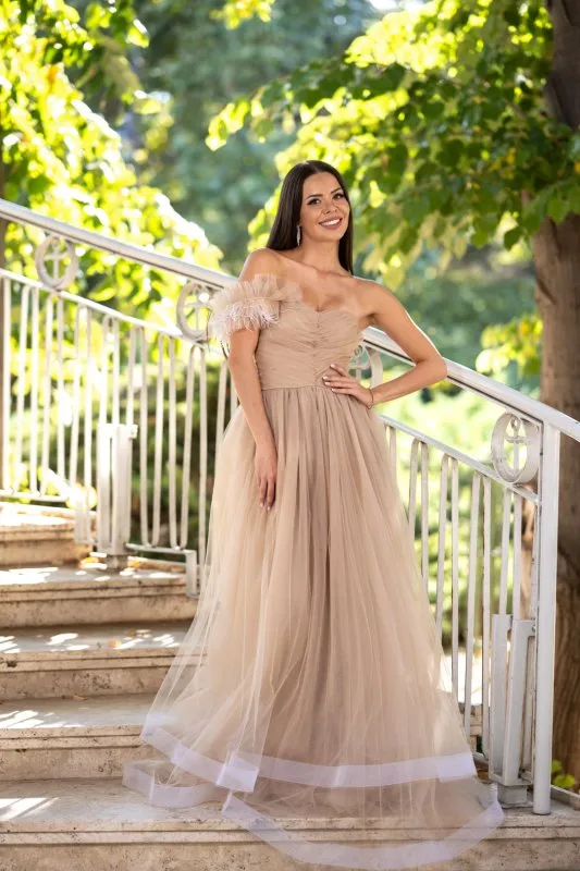 Дълга бежова рокля с тюл 