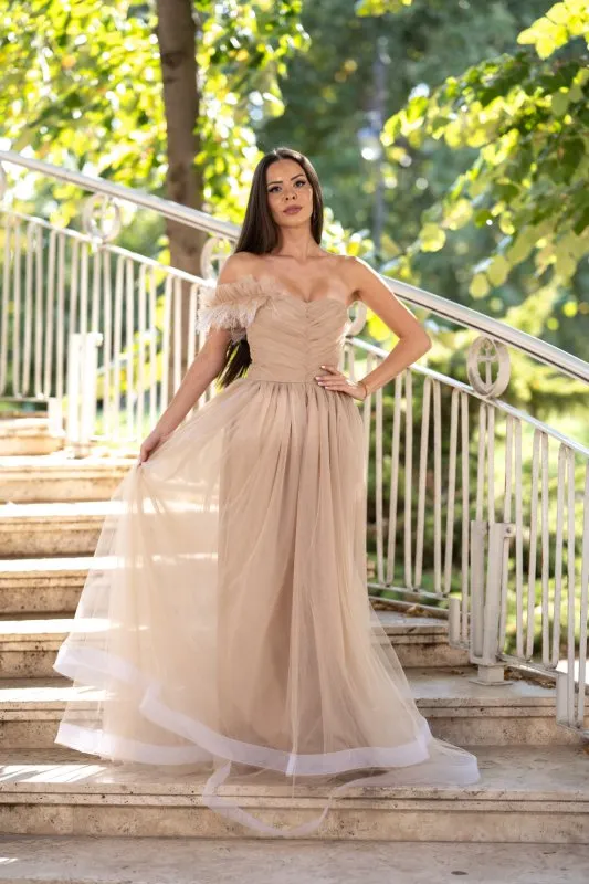 Дълга бежова рокля с тюл 